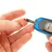 Medidor de glucosa en sangre para monitoreo de salud y diabetes, con pantalla digital y prueba rápida.