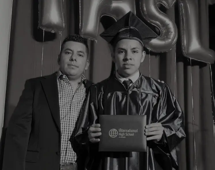 En julio de 2024, Gustavo Ajché sufrió por el fallecimiento de su hermano Edwin, de quien cuidaba en Nueva York desde 2015. "Siempre te llevaré en mi corazón." escribió entonces Gustavo, quien se sorprendió con el enorme apoyo de trabajadores y migrantes durante esos días. "Ver a tanta gente acompañándome fue luz", dice. – SoyMigrante.com REVISTA En julio de 2024, Gustavo Ajché sufrió por el fallecimiento de su hermano Edwin, de quien cuidaba en Nueva York desde 2015. "Siempre te llevaré en mi corazón." escribió entonces Gustavo, quien se sorprendió con el enorme apoyo de trabajadores y migrantes durante esos días. "Ver a tanta gente acompañándome fue luz", dice. – SoyMigrante.com REVISTA
