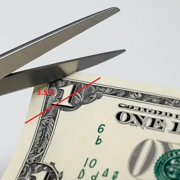 Dinero en billete de un dólar siendo cortado con tijeras, símbolo de recortes económicos, análisis financiero, economía, tasas, inflación, finanzas globales, pobreza, desigualdad, contexto económico global. – SoyMigrante.com REVISTA