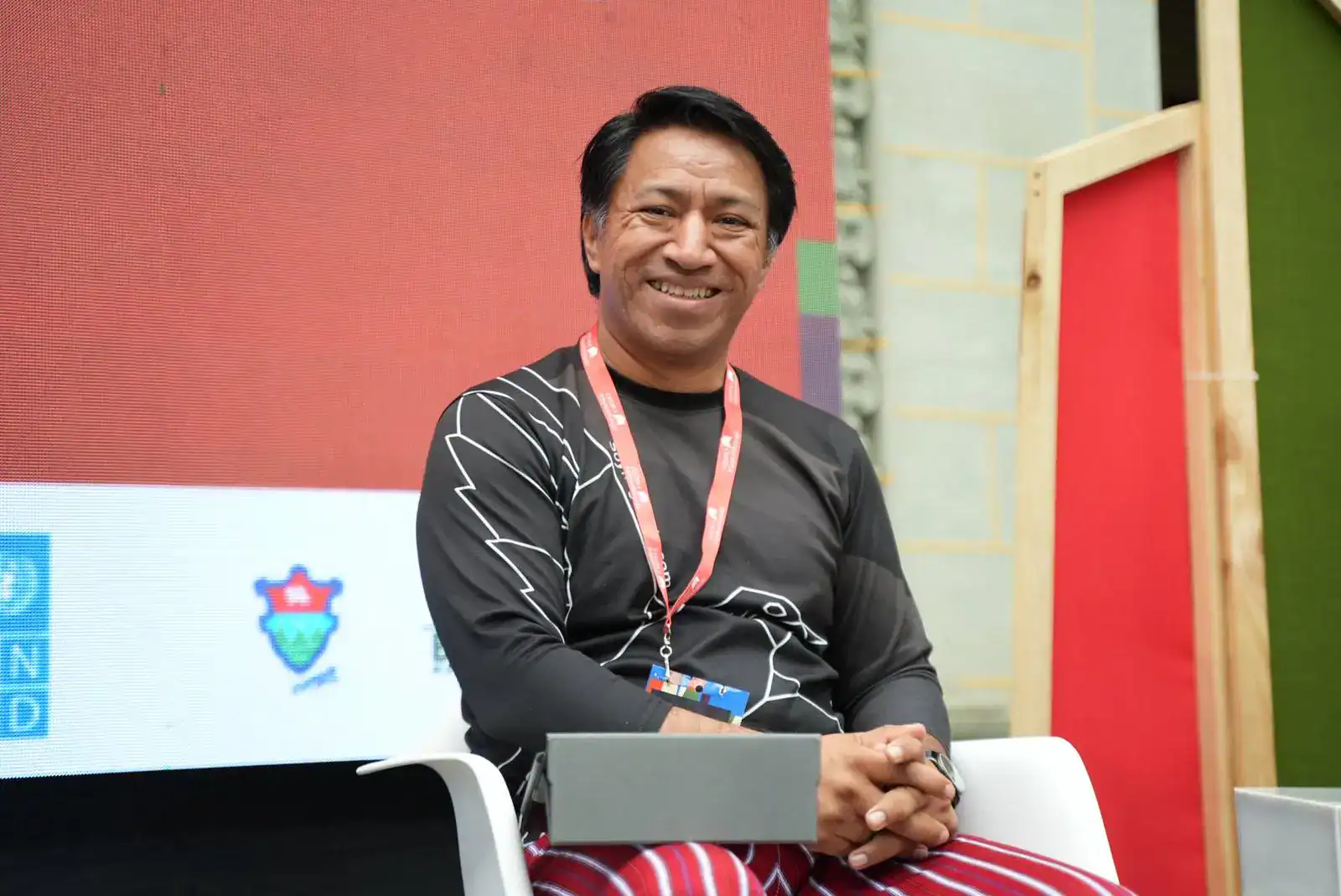 Ingeniero y empresario peruano participando en evento destacado para migrantes en la revista SoyMigrante.com. – SoyMigrante.com REVISTA