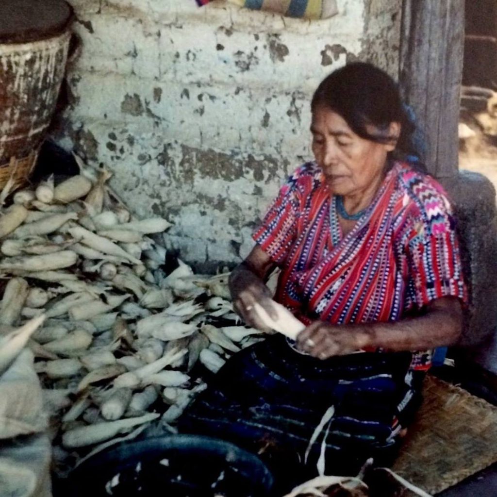 Doña Marta era la abuelita de Ingrid Sub Cuc. Fue quien le inculcó el valor del conocimiento ancestral maya de plantas y hojas para preparar medicinas para diversos padecimientos. Así también le enseñó a cocinar y a saber agradecer a los ancestros todo el conocimiento que lucharon por mantener y transmitir. Ella falleció en 2015 – SoyMigrante.com REVISTA Doña Marta era la abuelita de Ingrid Sub Cuc. Fue quien le inculcó el valor del conocimiento ancestral maya de plantas y hojas para preparar medicinas para diversos padecimientos. Así también le enseñó a cocinar y a saber agradecer a los ancestros todo el conocimiento que lucharon por mantener y transmitir. – SoyMigrante.com REVISTA