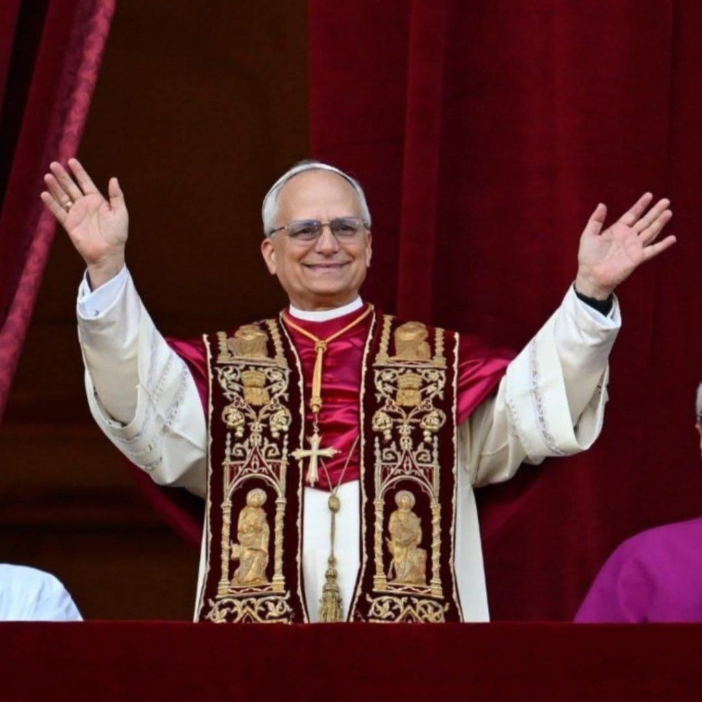 Retrato de un arzobispo católico con vestimenta litúrgica en una celebración religiosa, destacando la importancia de la fe y la espiritualidad en la comunidad migrante. – SoyMigrante.com REVISTA