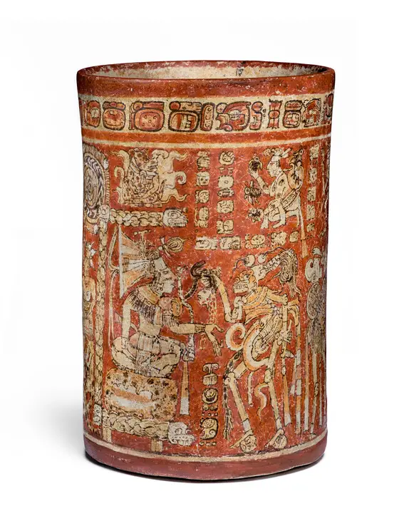 Vaso policromado maya conservado en el Museo del Condado de los Angeles. Está en exhibición permanente en el Pabellón Resnick. (Foto cortesía LACMA, bajo licencia Creative Commons) – SoyMigrante.com REVISTA Vaso policromado maya conservado en el Museo del Condado de los Angeles. Está en exhibición permanente en el Pabellón Resnick. (Foto cortesía LACMA, bajo licencia Creative Commons) – SoyMigrante.com REVISTA