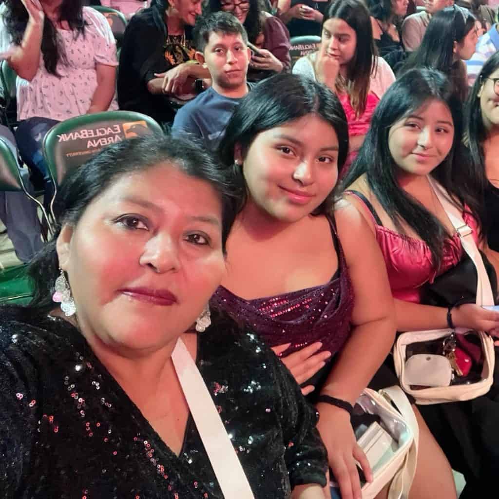 Familia migrante en evento cultural, homenaje y celebración en el marco de la revista SoyMigrante.com. Experiencia de comunidad, diversidad y orgullo migrante en un ambiente acogedor y festivo. – SoyMigrante.com REVISTA