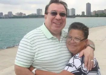Marimbista migrante Arnoldo Estrada en Chicago desde 1975 junto a su esposa.