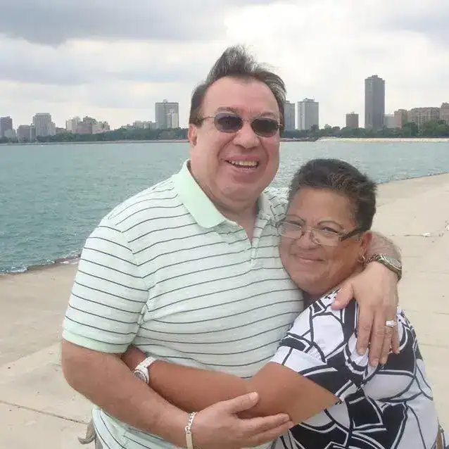 Disfrutando en pareja en un entorno urbano junto al río, promoviendo historias de migrantes y comunidad en SoyMigrante.com Revista. – SoyMigrante.com REVISTA