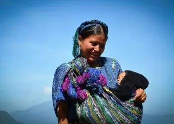 Maternidad Q’eqchi’: Sabiduría ancestral y desafíos contemporáneos