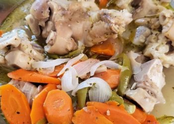 Huevos revueltos con pollo y verduras frescas, una receta saludable y deliciosa perfecta para el desayuno o la comida. Ingredientes: pollo, zanahorias, cebolla, pimientos y especias.