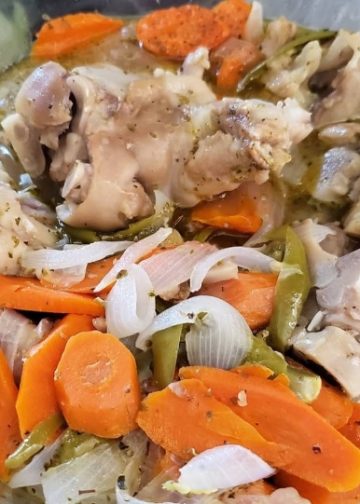 Huevos revueltos con pollo y verduras frescas, una receta saludable y deliciosa perfecta para el desayuno o la comida. Ingredientes: pollo, zanahorias, cebolla, pimientos y especias.