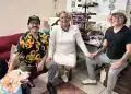 Cercano a una mujer y dos jóvenes en un ambiente acogedor, rodeados de artesanías y accesorios, promoviendo la cultura y el talento de migrantes en un espacio de comunidad y arte.