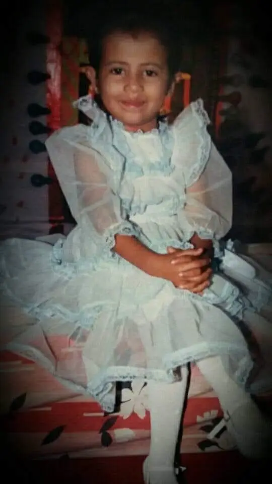 "Quisiera pedirle que incluya esta fotografía. Tenía 6 años. Ese tiempo en que yo empezaba a dibujar sin parar y a soñar con ser una artista, sin saber que tiempo después aquel sueño y aquella niña quedaría en silencio por mucho tiempo... Gracias a Dios hoy el sueño es realidad": Sharley Rodríguez, artista originaria de Morazán, El Progreso, radicada en Nashville Tennessee. – SoyMigrante.com REVISTA "Quisiera pedirle que incluya esta fotografía. Tenía 6 años. Ese tiempo en que yo empezaba a dibujar sin parar y a soñar con ser una artista, sin saber que tiempo después aquel sueño y aquella niña quedaría en silencio por mucho tiempo... Gracias a Dios hoy el sueño es realidad": Sharley Rodríguez, artista originaria de Morazán, El Progreso, radicada en Nashville Tennessee. – SoyMigrante.com REVISTA