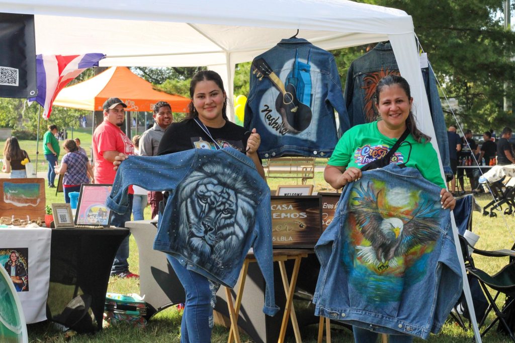 El lienzo para pintar está en todas partes para Shirley Rodríguez. Aquí participa en una exposición comunitaria en la cual presenta sus chumpas intervenidas con pinturas. – SoyMigrante.com REVISTA El lienzo para pintar está en todas partes para Shirley Rodríguez. Aquí participa en una exposición comunitaria en la cual presenta sus chumpas intervenidas con pinturas. – SoyMigrante.com REVISTA