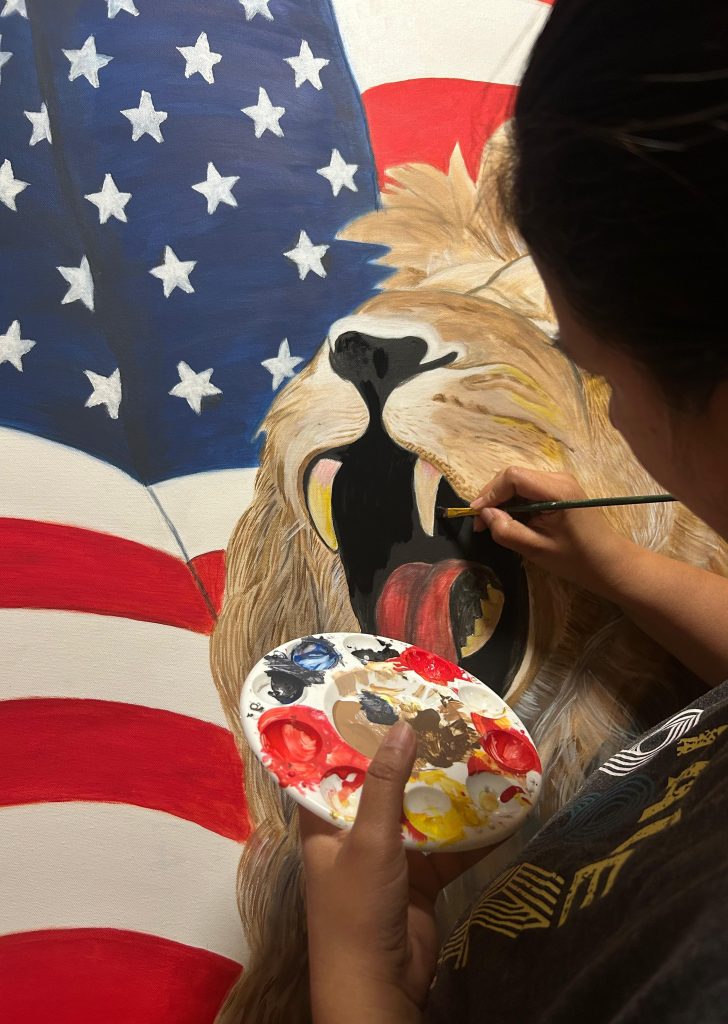 Esta pintura de Sharley Rodríguez hace un homenaje a la fe en Jesús, como el León de Judá y su presencia en Estados Unidos a través de tantos cristianos.