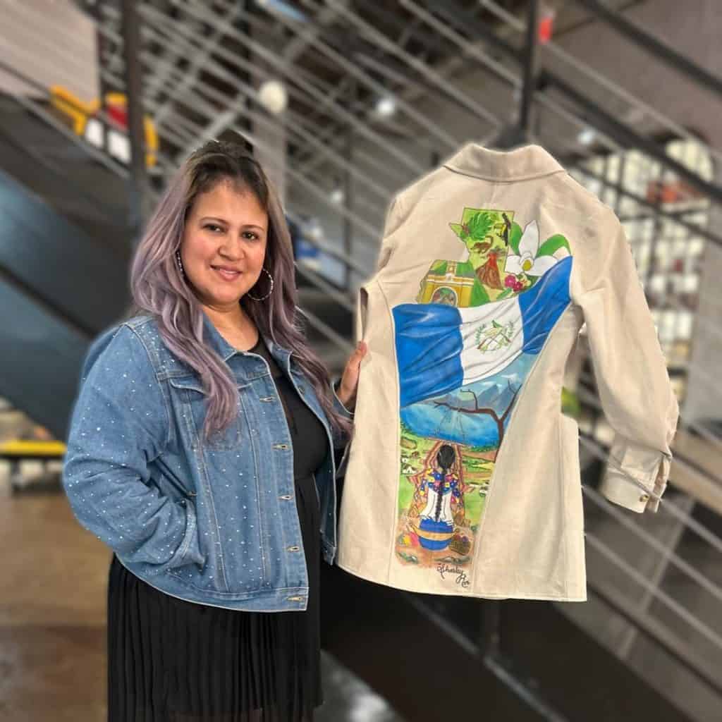 Cojín de piel con pintura artística que representa la cultura y paisajes de México, con temática de migrantes y raíces mexicanas. – SoyMigrante.com REVISTA