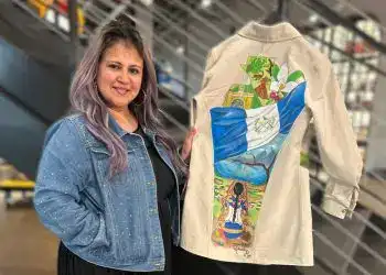 Cojín de piel con pintura artística que representa la cultura y paisajes de México, con temática de migrantes y raíces mexicanas.