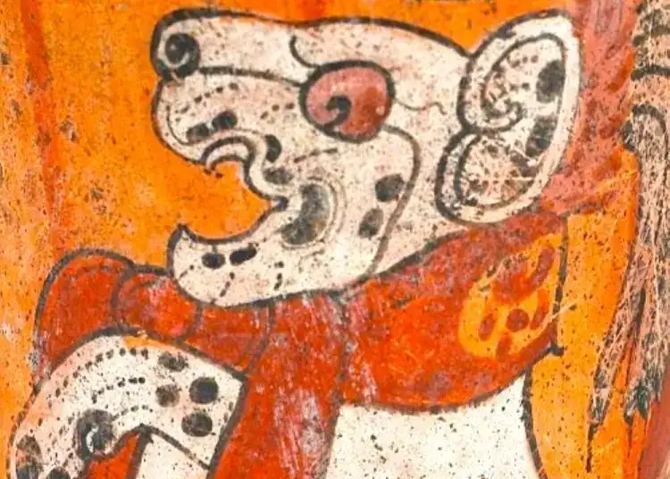 Colorida cerámica tradicional mexicana con diseño de jaguar en tonos naranjas, blancos y negros, reflejando arte indígena y cultura ancestral. Ideal para contenido cultural, artístico y patrimonio en Revolución. – SoyMigrante.com REVISTA