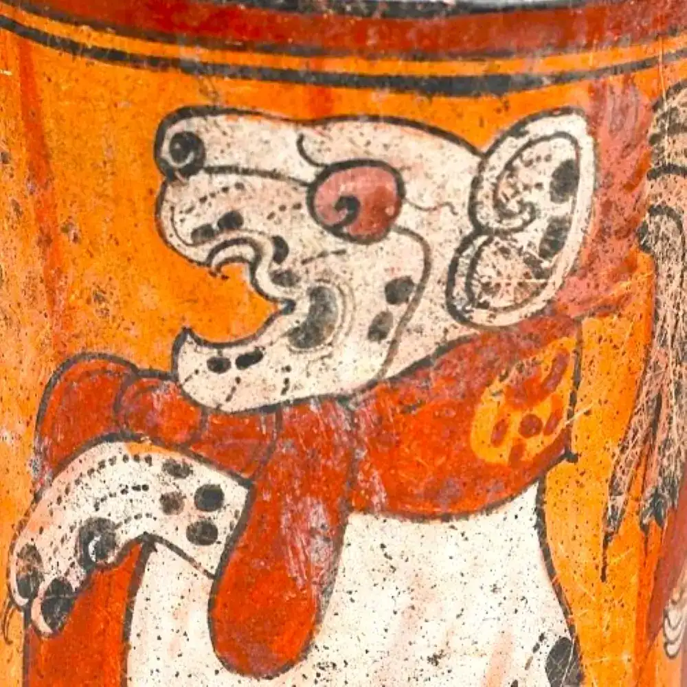Colorida cerámica tradicional mexicana con diseño de jaguar en tonos naranjas, blancos y negros, reflejando arte indígena y cultura ancestral. Ideal para contenido cultural, artístico y patrimonio en Revolución. – SoyMigrante.com REVISTA
