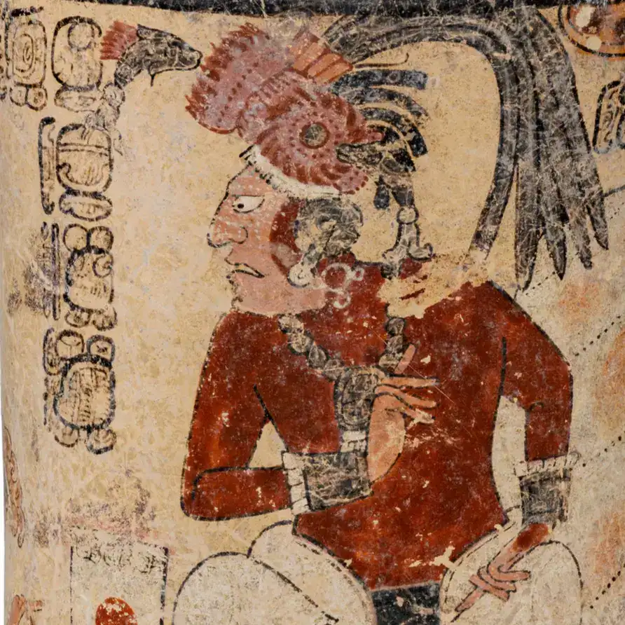 Ancestro indígena con vestimenta tradicional y accesorios rituales en pintura prehispánica, representando cultura y historia de México. – SoyMigrante.com REVISTA