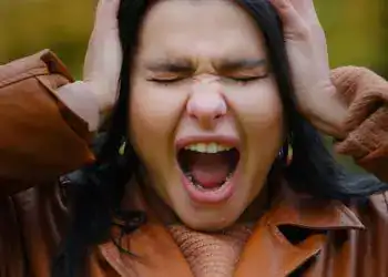 Ansiedad, estres, mujer gritando, expresión de sufrimiento, salud mental, bienestar emocional.