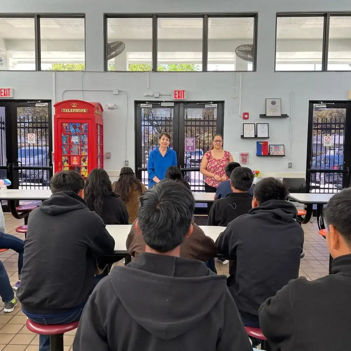 Los consulados guatemaltecos en EE. UU. amplían atención a personas sin cita – SoyMigrante.com REVISTA Diversidad cultural y migrante en taller educativo para jóvenes inmigrantes en EE. UU. en un espacio comunitario con adultos y exposiciones culturales.