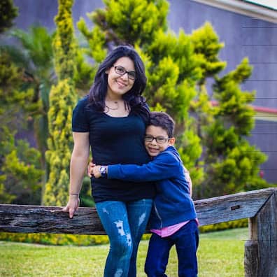 Padres e hijos sonrientes en un parque, destacando la importancia de la familia y la migración en la sociedad. – SoyMigrante.com REVISTA