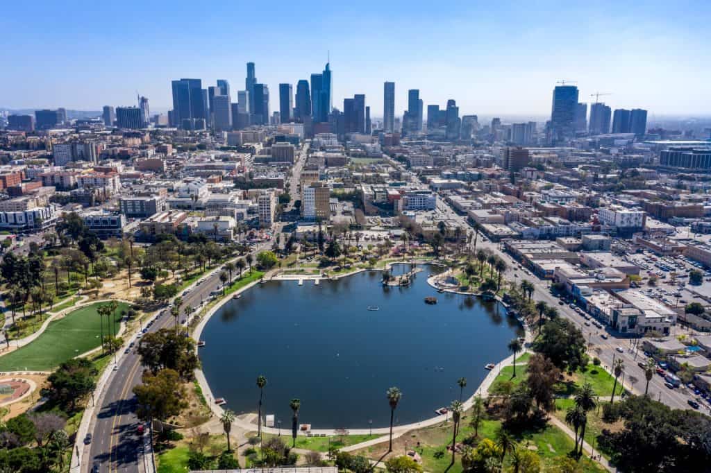 Vista aérea del centro de Los Angeles con parque y paisaje urbano, destacando skyline de edificios y zonas verdes en la ciudad.