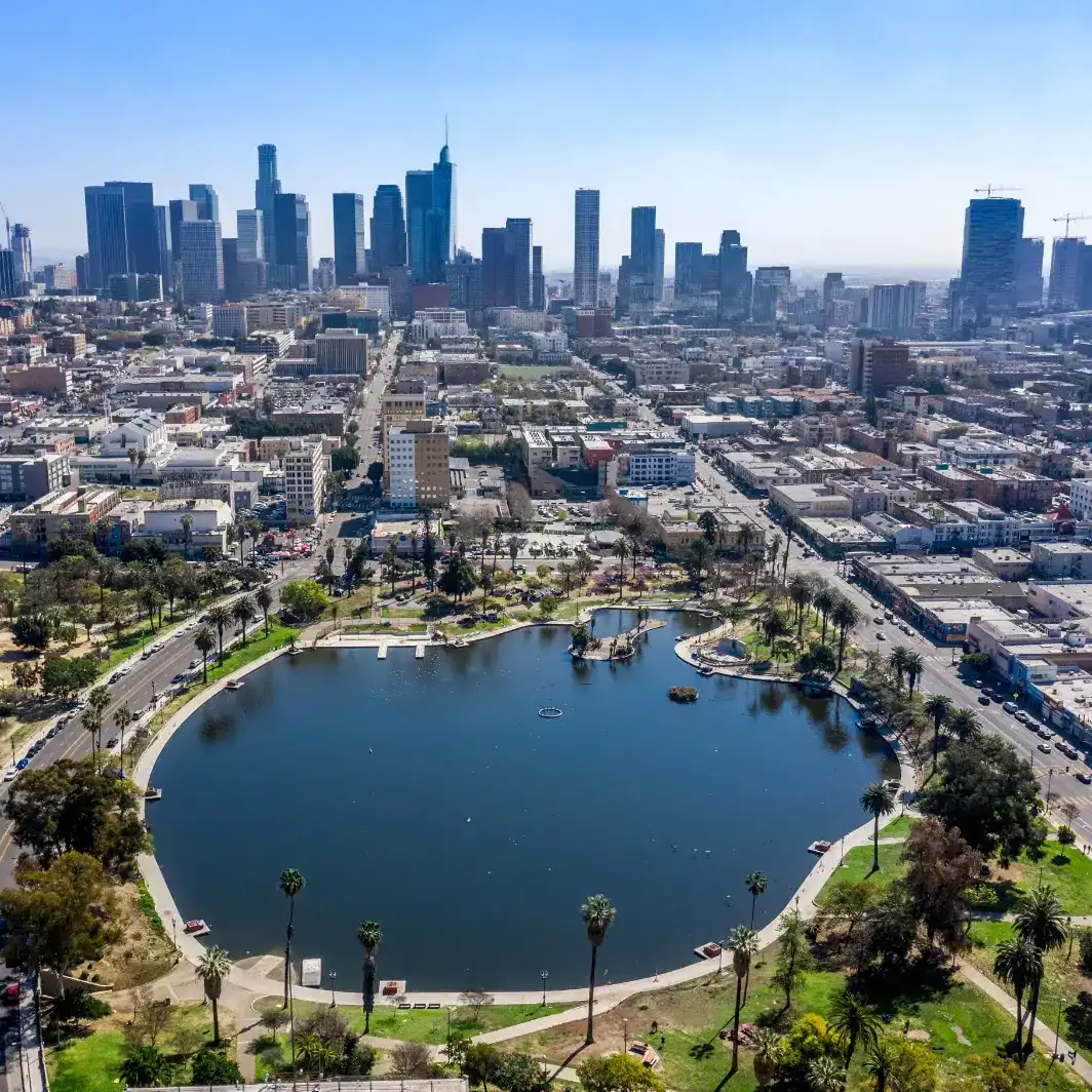 Los Ángeles, una ciudad con alma hispana 10 datos y anécdotas sobre su historia – SoyMigrante.com REVISTA Vista aérea del centro de Los Angeles con parque y paisaje urbano, destacando skyline de edificios y zonas verdes en la ciudad.