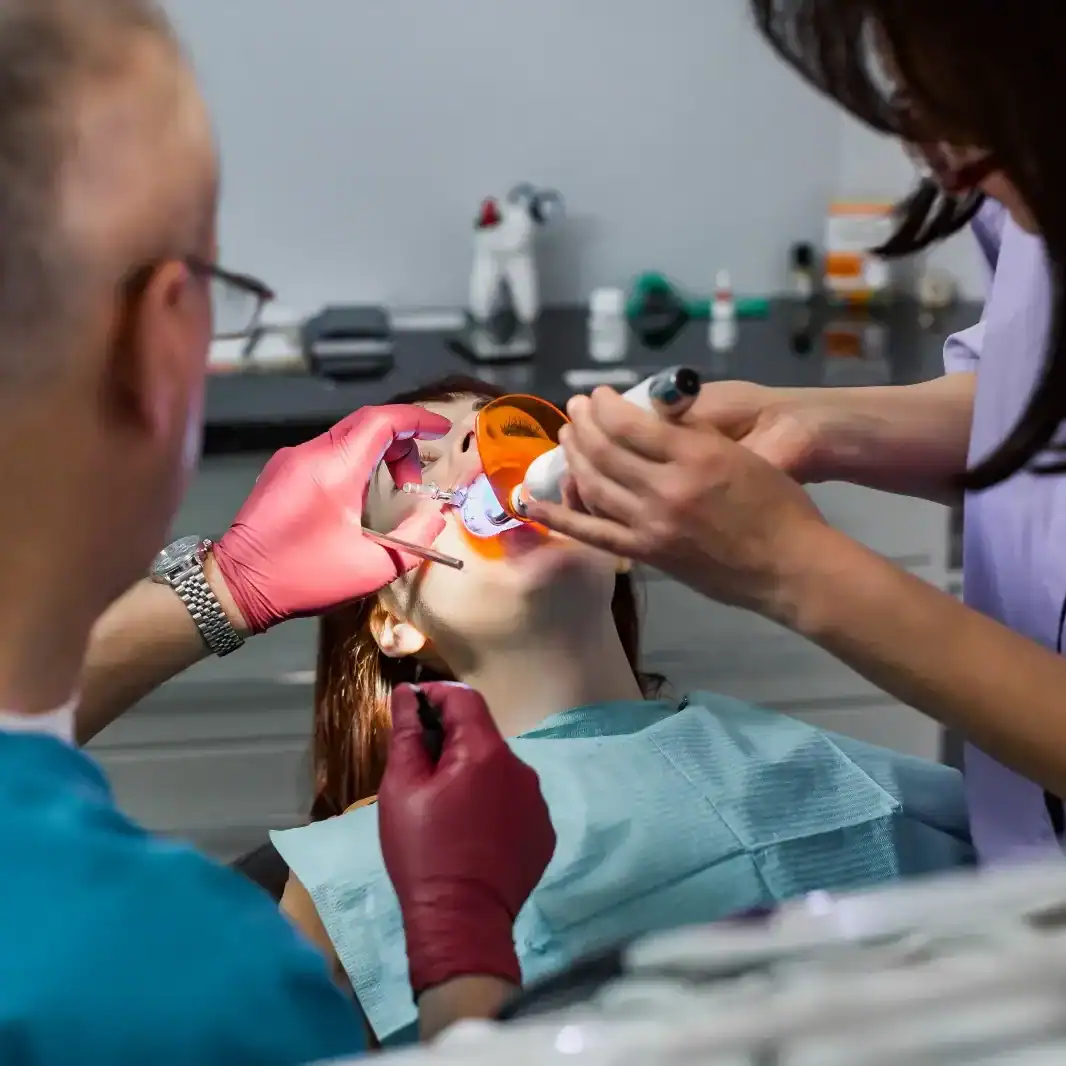 Migrantes aprovechan su visita a Guatemala para realizar tratamientos dentales 3 – SoyMigrante.com REVISTA Clínica dental atendiendo a paciente durante tratamiento odontológico en consultorio profesional.