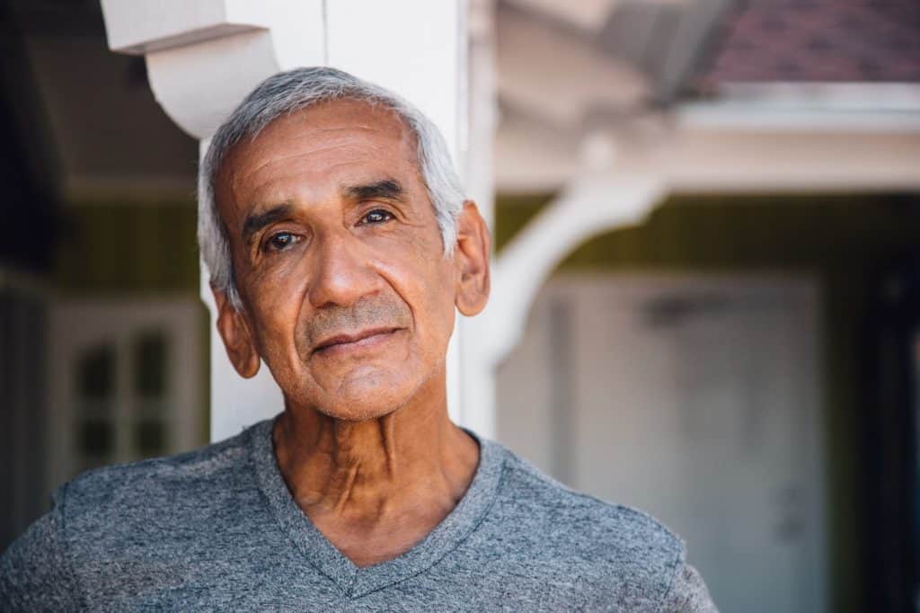 Qué es la geriatría y por qué es importante en una sociedad que envejece1 – SoyMigrante.com REVISTA Anciano de género masculino en rostro pensativo, reflejando experiencia y sabiduría, en un ambiente natural y cálido, promoviendo temas de migración, diversidad y comunidad en SoyMigrante.com REVISTA.