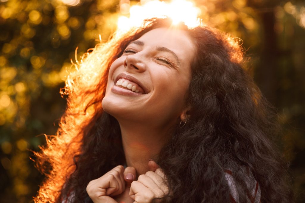 La felicidad es una emoción positiva. (Foto: ENVATO) – SoyMigrante.com REVISTA La felicidad es una emoción positiva. (Foto: ENVATO) – SoyMigrante.com REVISTA