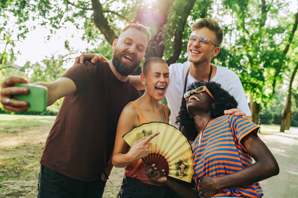 Las amistades hacen la vida más fácil. (Foto: ENVATO) – SoyMigrante.com REVISTA Las amistades hacen la vida más fácil. (Foto: ENVATO) – SoyMigrante.com REVISTA