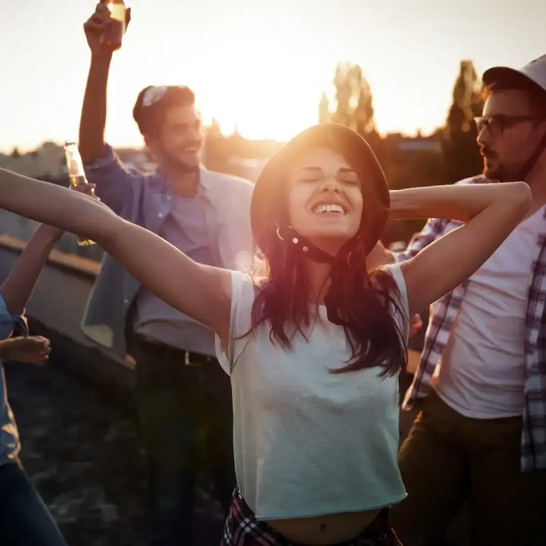 Relaciones armoniosas son el secreto para una vida feliz y saludable, según Harvard