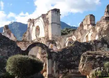 Restauraciones arqueológicas en Mexico, antigua ciudad maya en ruinas, patrimonio cultural, turismo histórico y exploración en sitios arqueológicos mayas.
