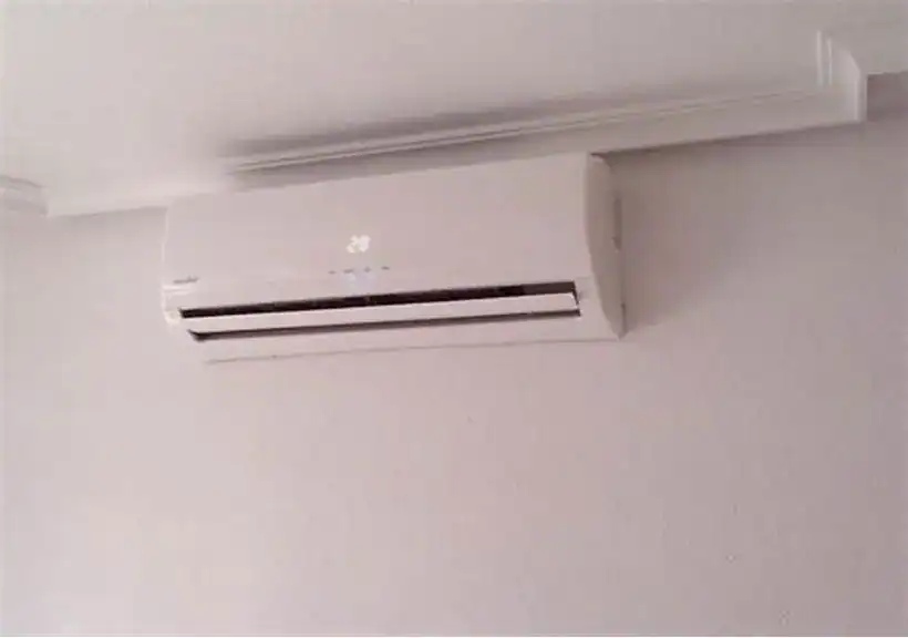 Los aires acondicionados deben mantenerse limpios para mantener la calidad del aire. (Foto: ENVATO) – SoyMigrante.com REVISTA Aire acondicionado blanco en pared moderna, ideal para espacios laborales y hogares para mantener la temperatura perfecta. – SoyMigrante.com REVISTA