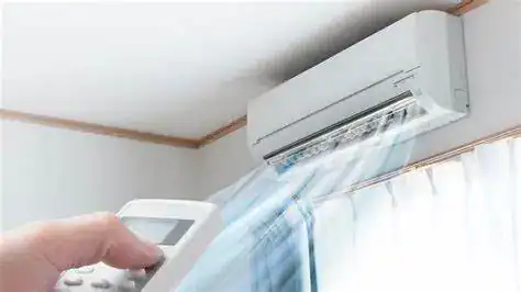 Los aires deben ser limpiados por lo menos una vez cada tres meses. (Foto: ENVATO) – SoyMigrante.com REVISTA Aire acondicionado funcionando en una habitación moderna con control remoto en mano. – SoyMigrante.com REVISTA