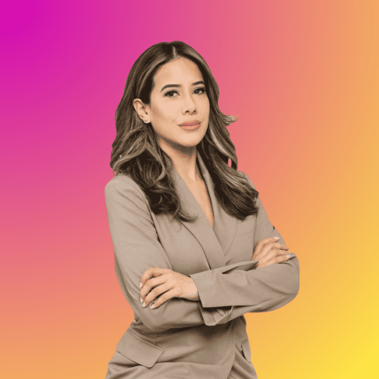Migrante mujer profesional en oficina, libertad y empoderamiento, homenaje a la comunidad migrante en revista SoyMigrante.com.