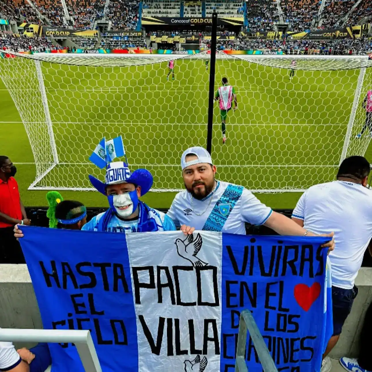 bla deportes – SoyMigrante.com REVISTA Jugadores de fútbol en estadio con aficionado con bandera de apoyo a El Salvador en partido internacional de fútbol en vivo - fotos de fútbol para revista soymigrante.com.