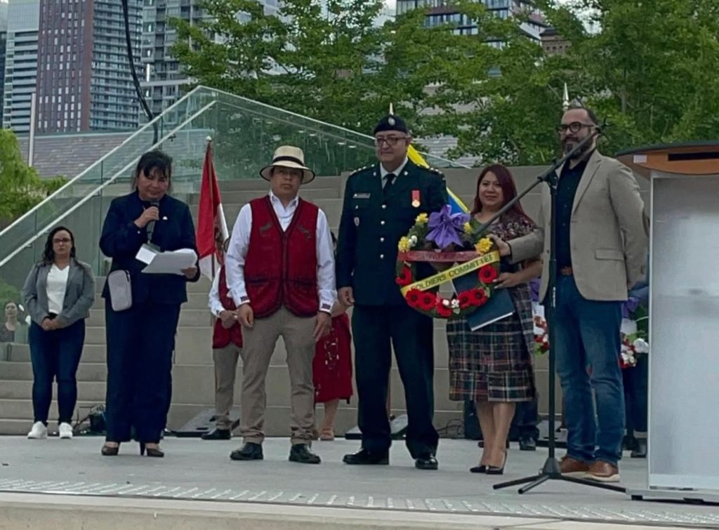 El domingo 1 de junio de 2025 se celebró en Toronto, Canadá, un homenaje a migrantes de Guatemala, Panamá, Colombia y Perú que han servido en las fuerzas armadas canadienses. En el acto participaron representantes de la asociación cultural Ix Balam, consulado de Guatemala y representantes de dichas naciones. (Foto Cortesía Casa Cultural Peruana) – SoyMigrante.com REVISTA El domingo 1 de junio de 2025 se celebró en Toronto, Canadá, un homenaje a migrantes de Guatemala, Panamá, Colombia y Perú que han servido en las fuerzas armadas canadienses. En el acto participaron representantes de la asociación cultural Ix Balam, consulado de Guatemala y representantes de dichas naciones. (Foto Cortesía Casa Cultural Peruana) La presencia perdurable de Guatemala en Canadá fue representada con dignidad y respeto por el Comité de Soldados Latinoamericanos, el Consulado de Guatemala en Toronto, los Presidentes Honorarios de Jaguar Ix Balam: el Capitán Rey Garcia-Salas, la Marimba Almaya de Oro, y la Vicecónsul Sylvia Samines. Gracias a sus esfuerzos colectivos, las historias de nuestros héroes fueron recordadas y honradas. – SoyMigrante.com REVISTA