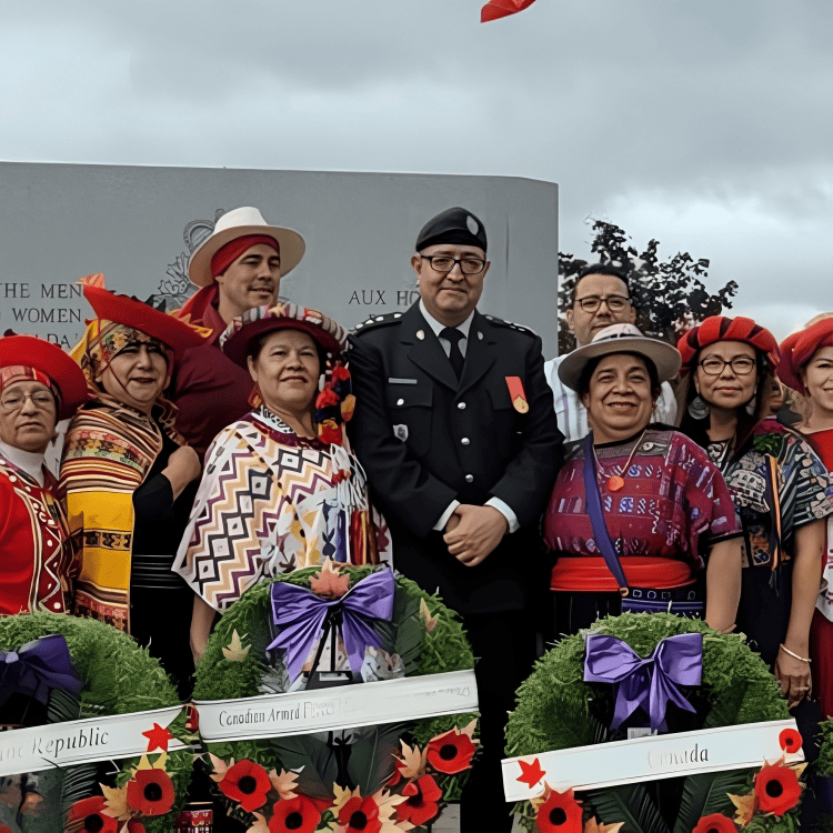 Celebración cultural de migrantes en evento internacional, mostrando diversidad y tradiciones ancestrales. Participantes con trajes típicos y madres migrantes honradas en acto de recordación y orgullo. – SoyMigrante.com REVISTA