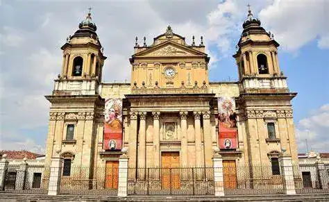 Descubre la ruta histórica de la ciudad de Guatemala: un viaje de memorias – SoyMigrante.com REVISTA Imponente iglesia colonial con arquitectura histórica en centro de ciudad española, destacada por su fachada y torres gemelas bajo un cielo despejado. – SoyMigrante.com REVISTA