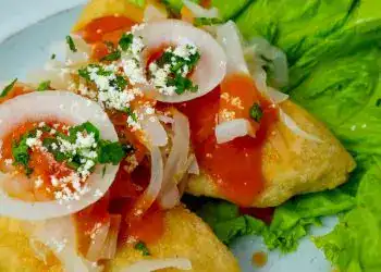 Sopes tradicionales mexicanos con ingredientes frescos, queso, salsa y verduras, perfectos para disfrutar de la gastronomía mexicana auténtica.