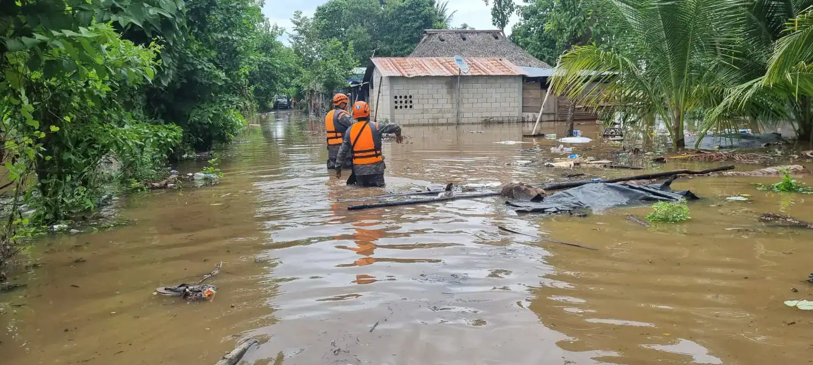 Actuar con prudencia en una emergencia puede salvar vidas en USA y en Guatemala – SoyMigrante.com REVISTA Daños por inundaciones en comunidad rural con rescatistas en agua.