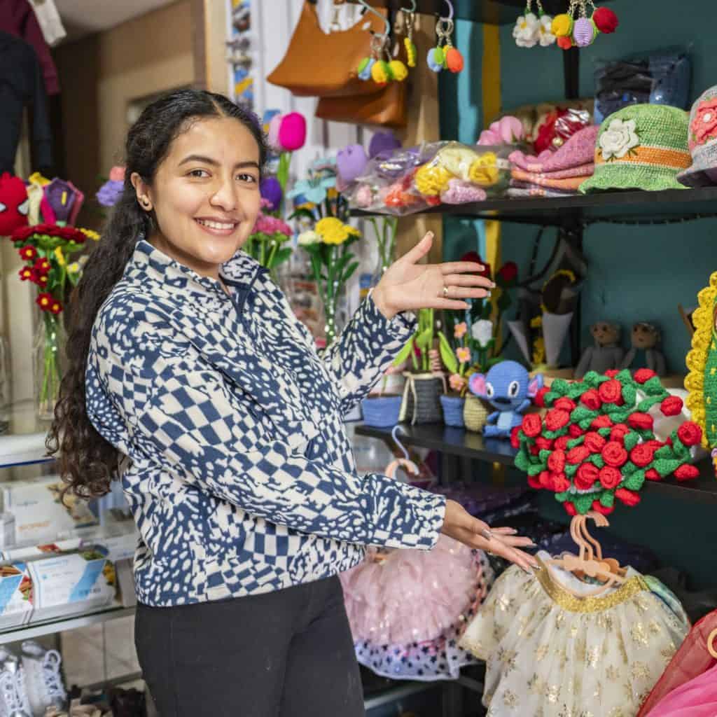Artesanías y manualidades de migrantes en México, mujer con productos tejidos, promover cultura y creatividad de la comunidad migrante, edición de SoyMigrante.com REVISTA, enfoque en arte y cultura migrante de México.