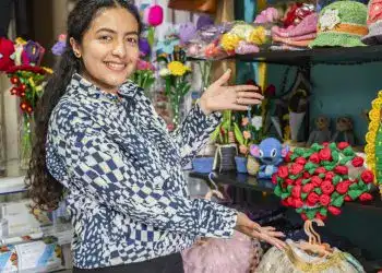 Artesanías y manualidades de migrantes en México, mujer con productos tejidos, promover cultura y creatividad de la comunidad migrante, edición de SoyMigrante.com REVISTA, enfoque en arte y cultura migrante de México.