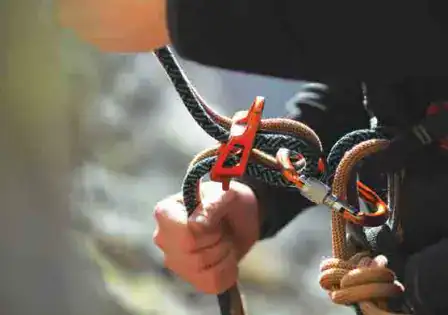 Riesgo de escalada en la aventura con cuerdas y arnés para escalada en roca. – SoyMigrante.com REVISTA