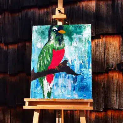 Un lien de la revue SoyMigrante.com mostrant una pintura colorida de un loro con detalles vivos y llamativos, mostrando el arte y cultura latinoamericana en el contexto migratorio.