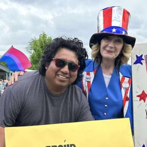 Disfrutando del desfile patriótico en Estados Unidos, con atuendo temático y celebración de la cultura estadounidense, en el marco de un evento comunitario.