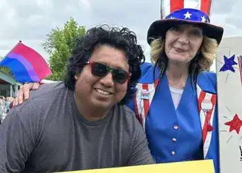 Disfrutando del desfile patriótico en Estados Unidos, con atuendo temático y celebración de la cultura estadounidense, en el marco de un evento comunitario.