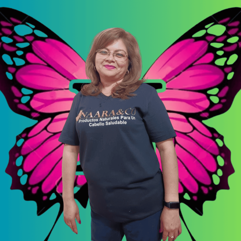 naara emprendedora mercado 3 – SoyMigrante.com REVISTA Mariposa digital de colores rosa, azul, verde y negro con mujer sonriendo en primer plano, fondo verde intenso, para revista SoyMigrante.com, destacando migrantes y cultura. – SoyMigrante.com REVISTA