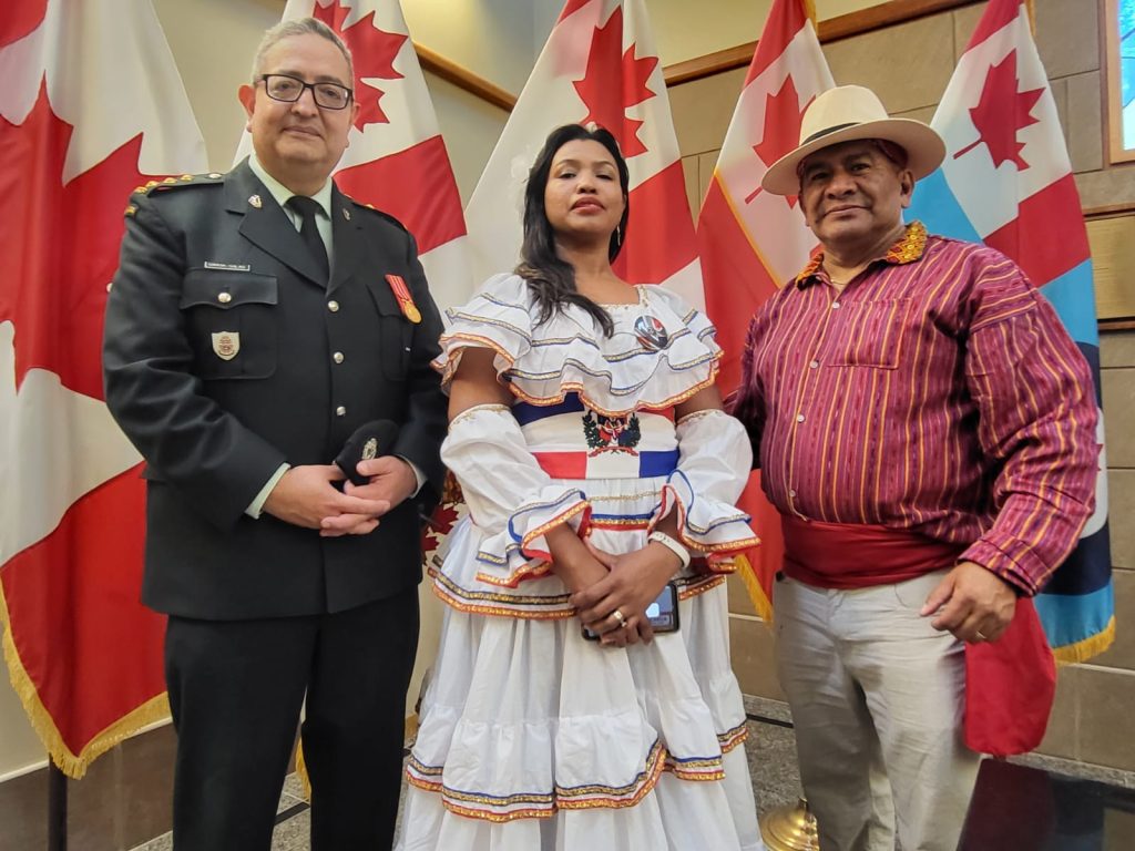 El capitán Rey García-Salas impulsa la dignificación de soldados y oficiales canadienses de origen latinoamericano. Participa también en actividades de la comunidad guatemalteca. En esfa fotografía figura junto a David Aguilar, migrante guatemalteco fundador y director del grupo de danza Ix Balam también radicado en Canadá. – SoyMigrante.com REVISTA El capitán Rey García-Salas impulsa la dignificación de soldados y oficiales canadienses de origen latinoamericano. Participa también en actividades de la comunidad guatemalteca. En esfa fotografía figura junto a David Aguilar, migrante guatemalteco fundador y director del grupo de danza Ix Balam también radicado en Canadá. – SoyMigrante.com REVISTA